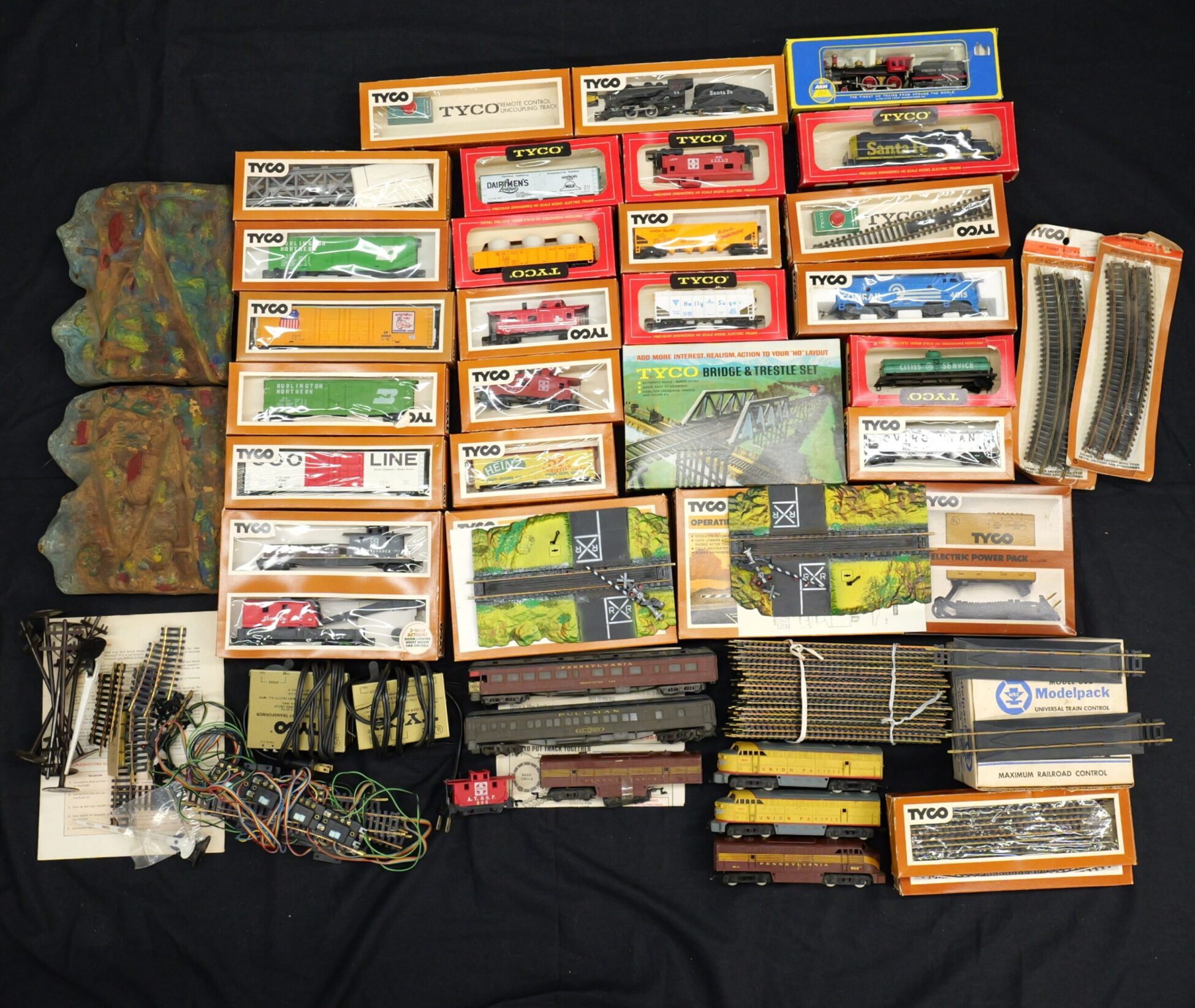 Huge 150+pcs Vintage 1970's Tyco Snap Track Train Set + Parts